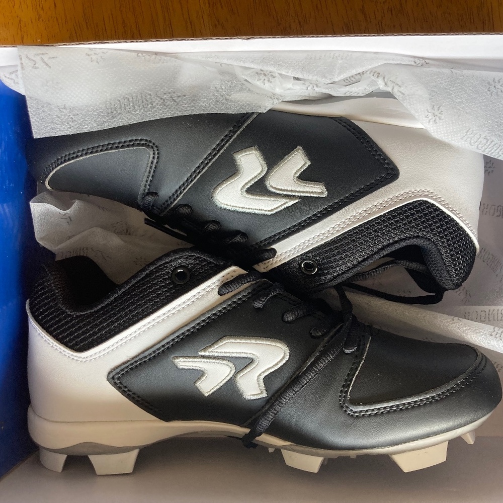 Women’s Ringor Flite Cleat Black / White Size 6.5